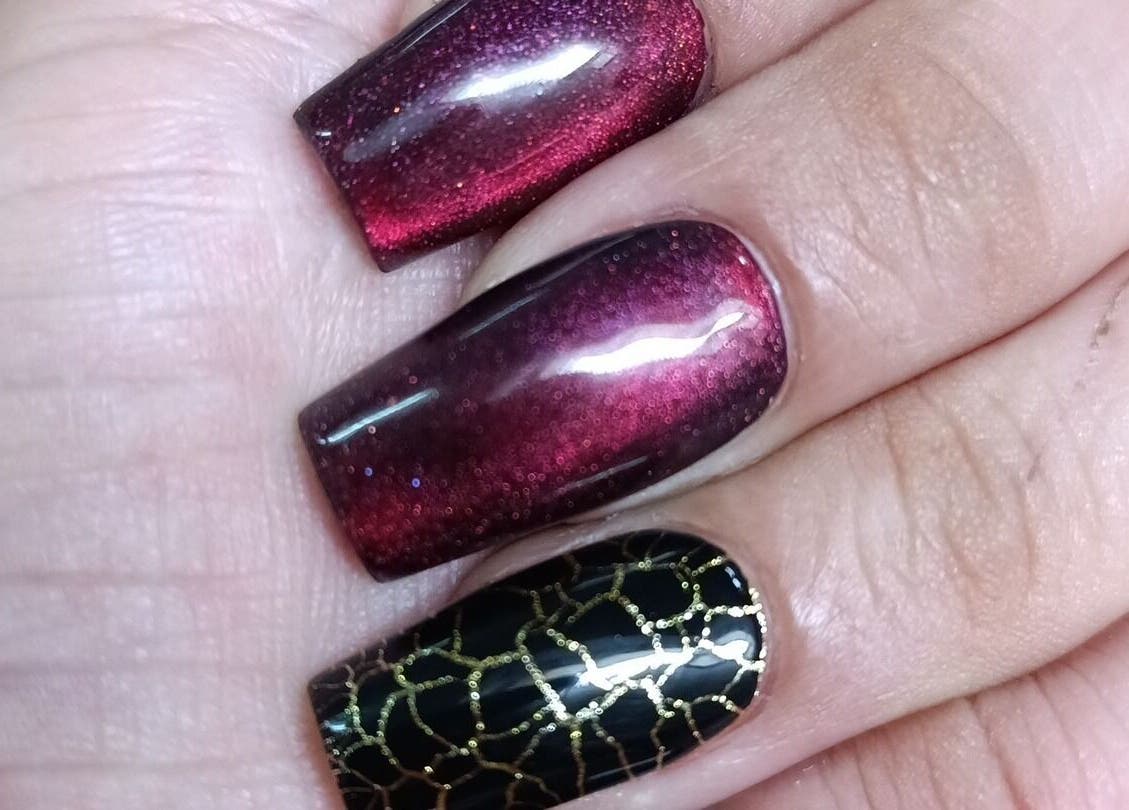 Uñas decoradas con diseño brillante en Lottonails, Floridablanca, Santander, CO.