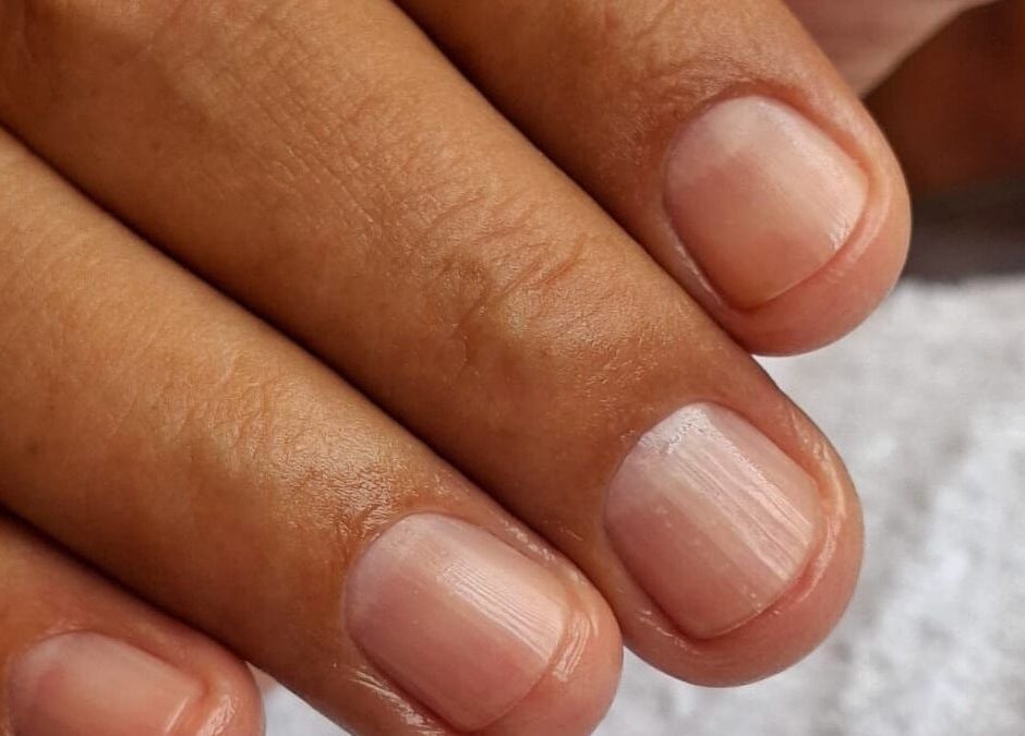 Manicura natural en Lottonails, Floridablanca, Santander, CO. Uñas cuidadas y brillantes.