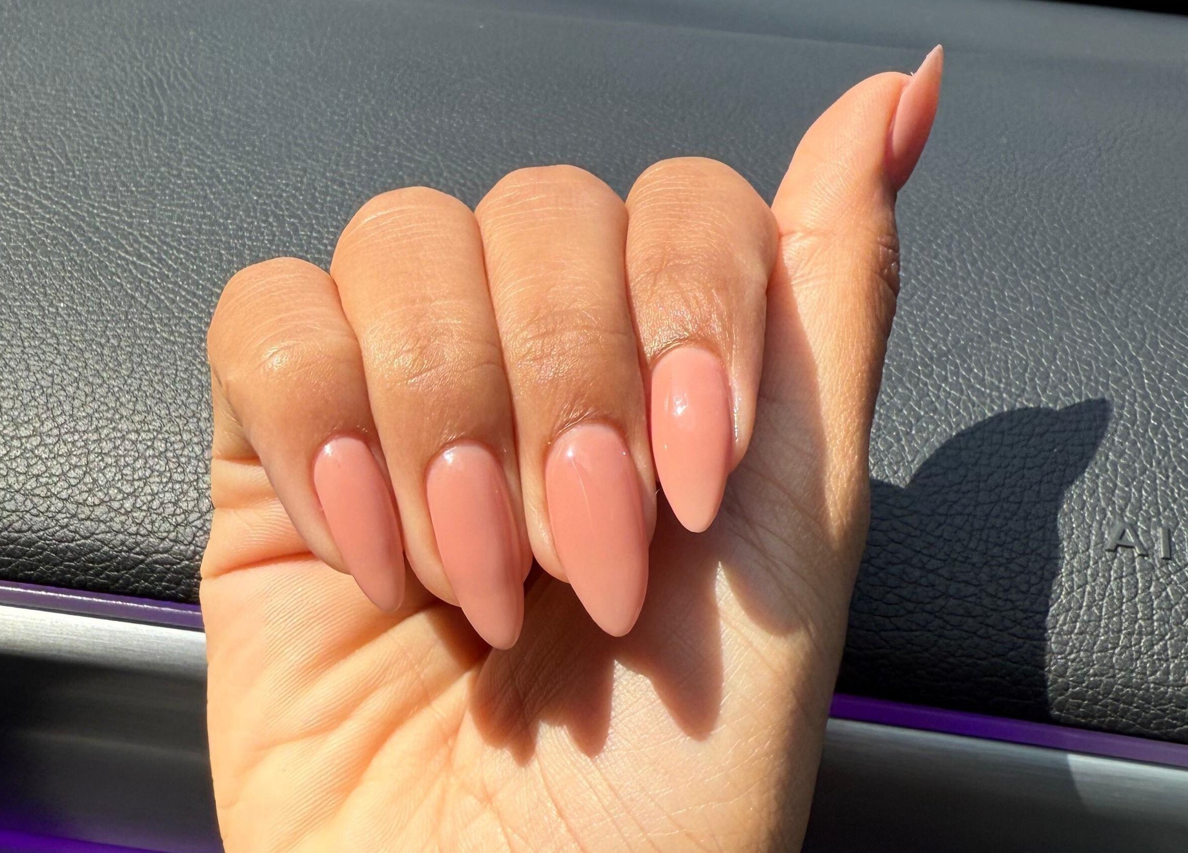 Manicura elegante en Lottonails, Floridablanca, Santander, CO. Uñas en tonos nude perfectamente pulidas.