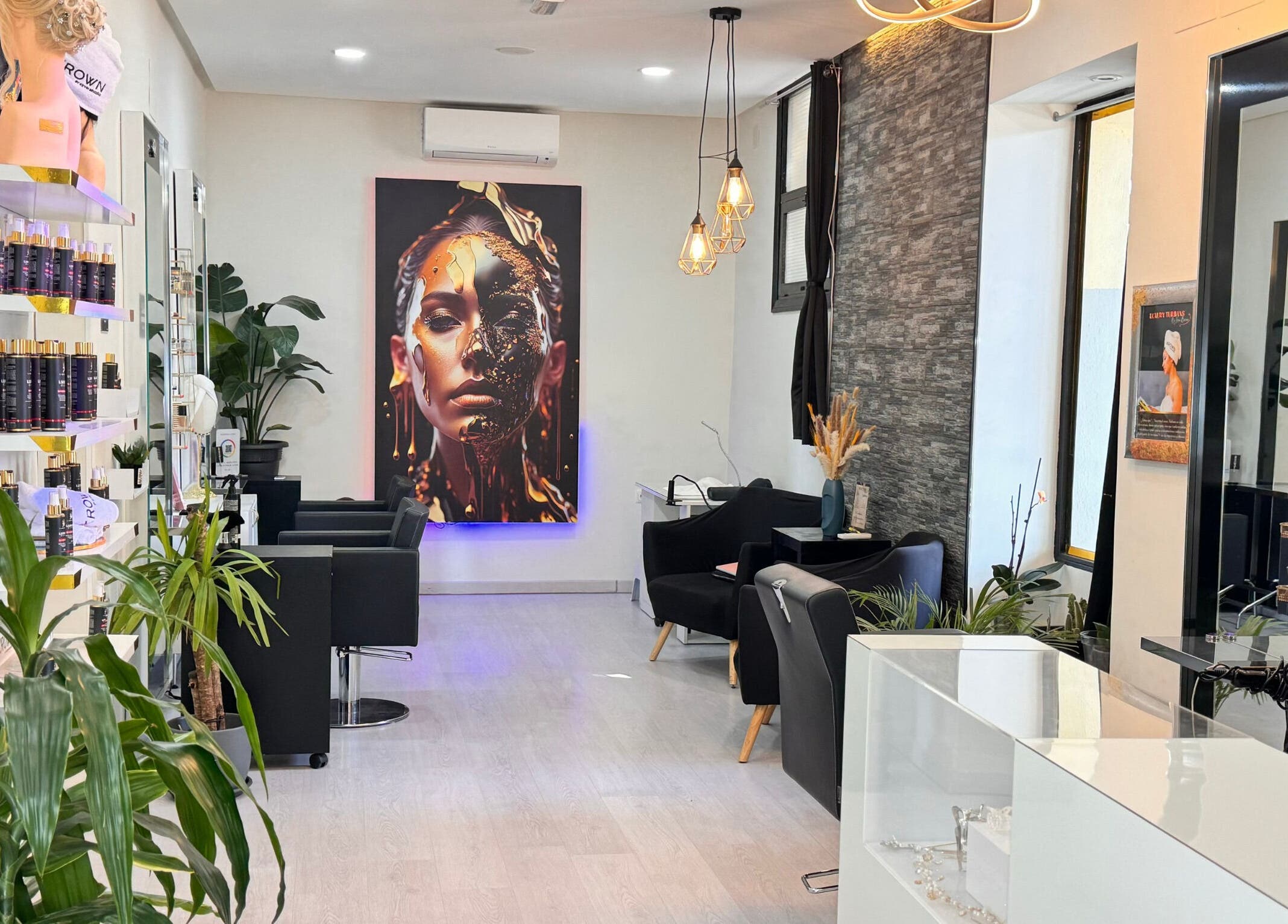 Interior moderno de Krown by Kevin Briceño Peluquería y Spa en Madrid, Comunidad De Madrid, ES.