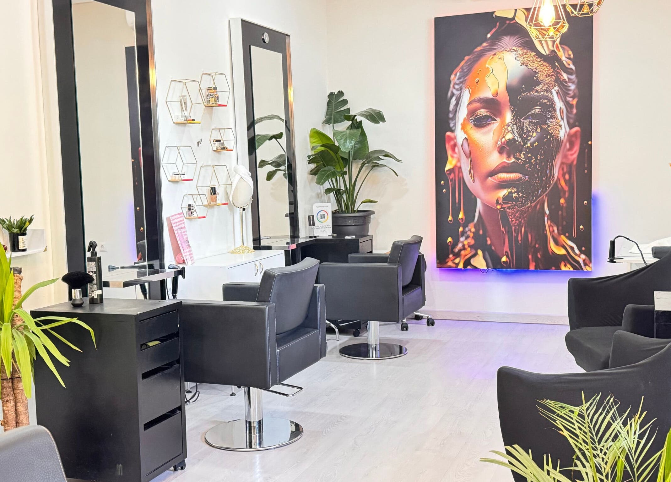 Interior moderno de Krown by Kevin Briceño Peluqueria y Spa en Madrid, Comunidad De Madrid, ES.