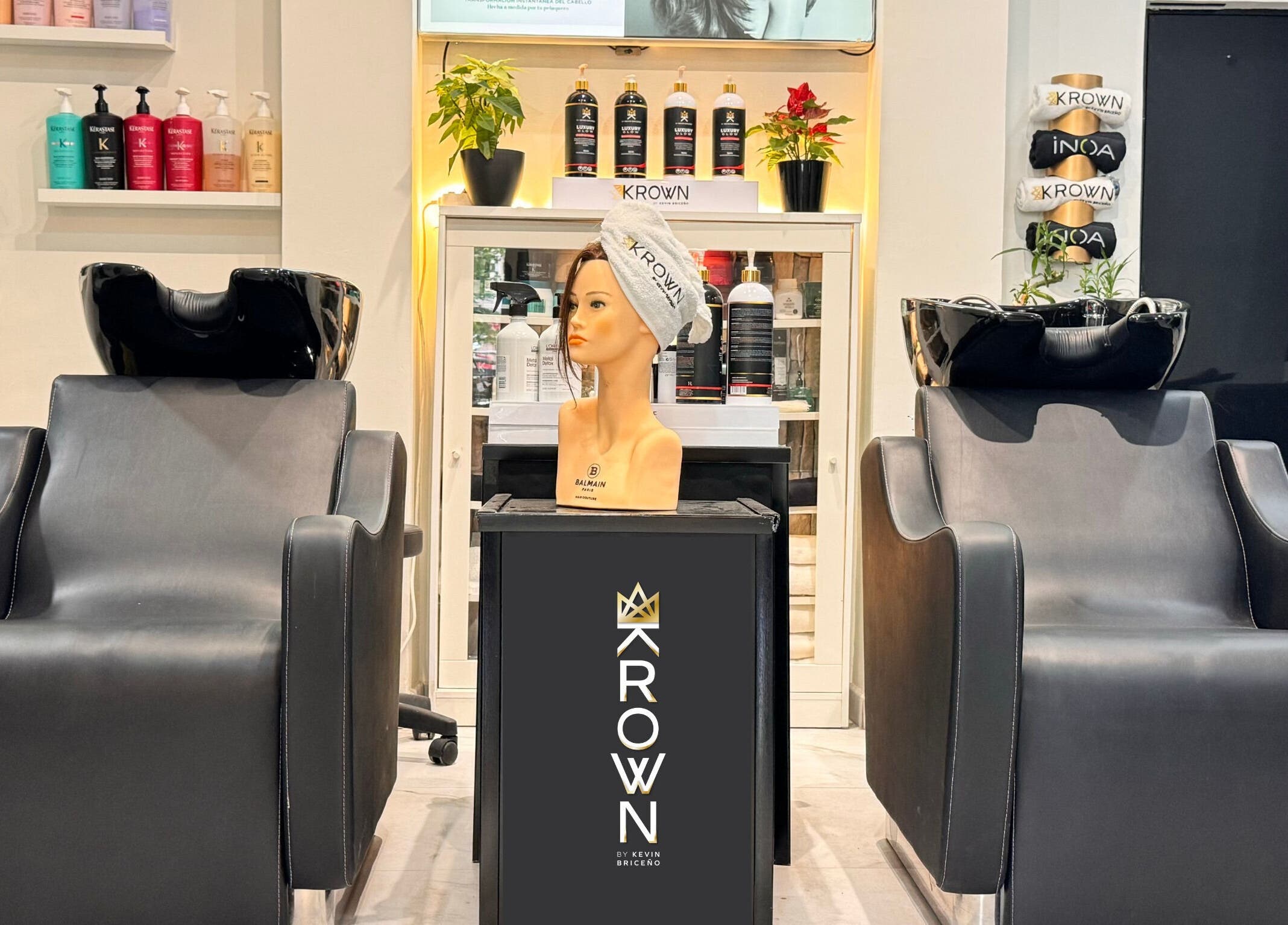 Interior de Krown by Kevin Briceño Peluqueria y Spa en Madrid, Comunidad De Madrid, ES. Sillas de lavado sofisticadas.