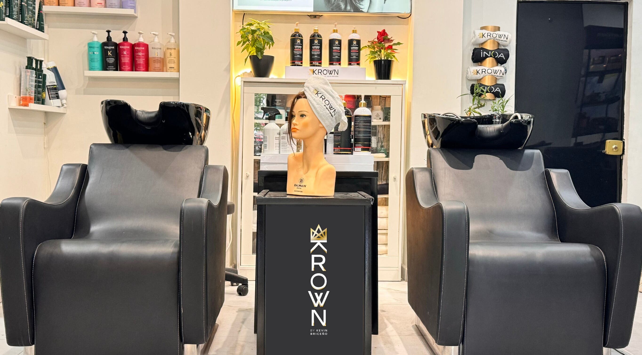 Interior de Krown by Kevin Briceño Peluqueria y Spa en Madrid, Comunidad De Madrid, ES. Sillas de lavado sofisticadas.