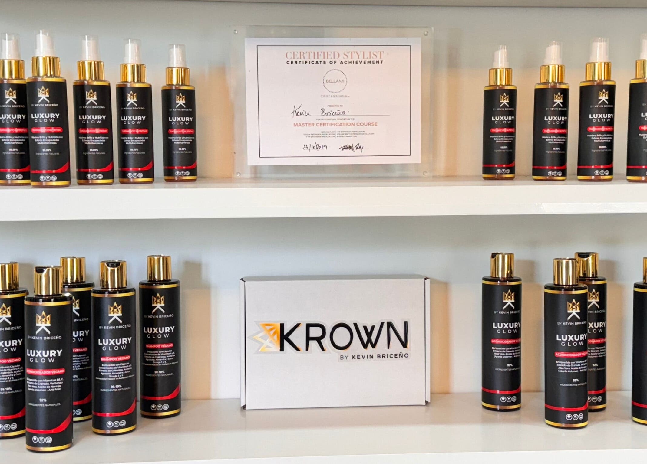 Productos Luxury Glow en exhibición en Krown by Kevin Briceño Peluqueria y Spa, Madrid, Comunidad De Madrid, ES.
