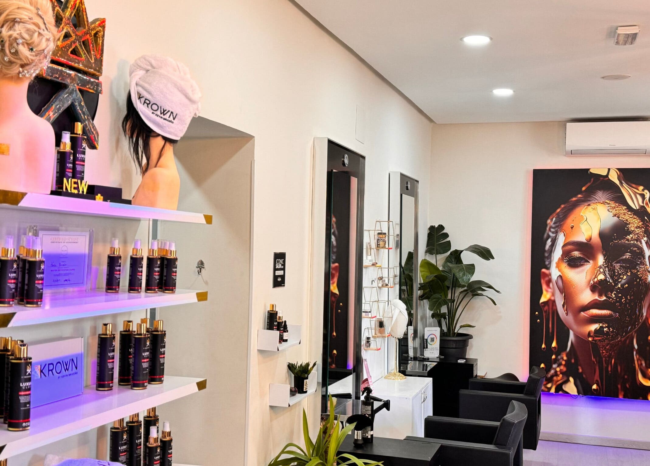 Interior de Krown by Kevin Briceño Peluqueria y Spa en Madrid, Comunidad De Madrid, ES, mostrando productos y arte.