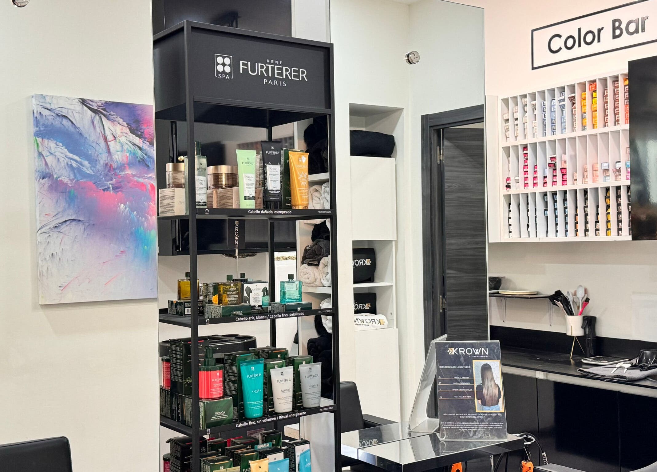 Interior de Krown by Kevin Briceño Peluqueria y Spa en Madrid, mostrando productos de belleza y barra de color.