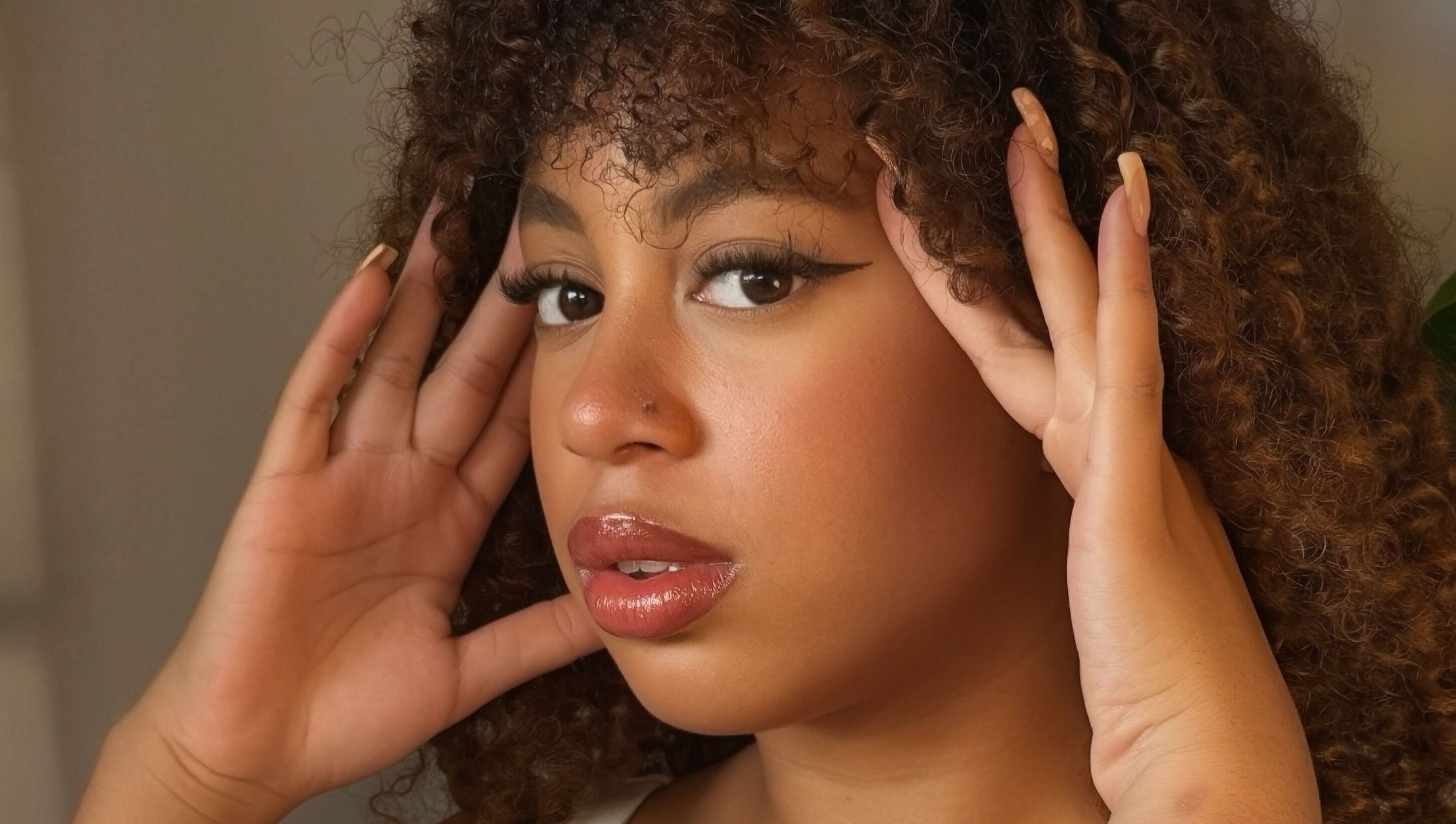 Modelo com maquiagem impecável em Clube Flash, Odivelas, Lisboa, PT.