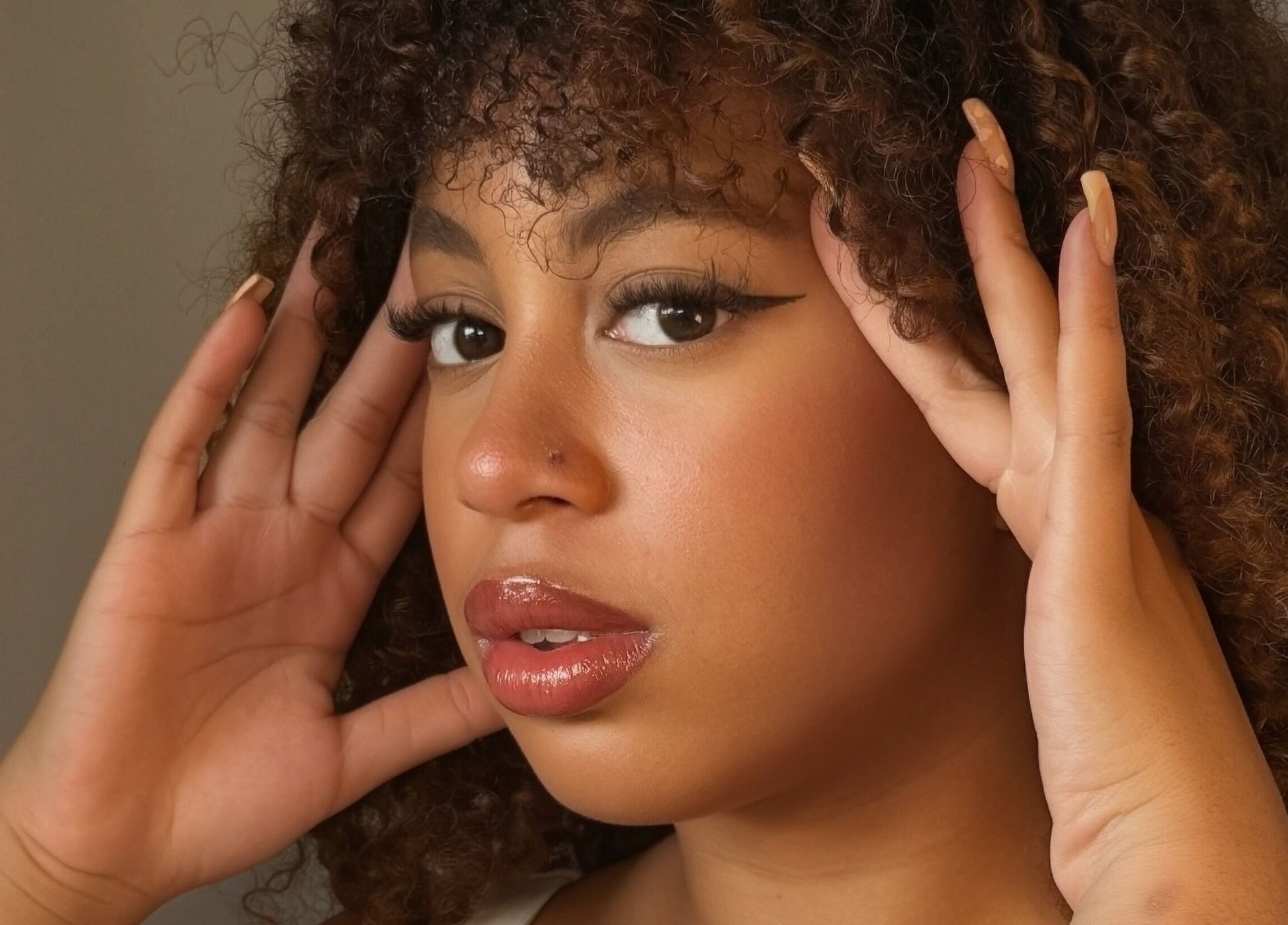 Modelo com maquiagem impecável em Clube Flash, Odivelas, Lisboa, PT.