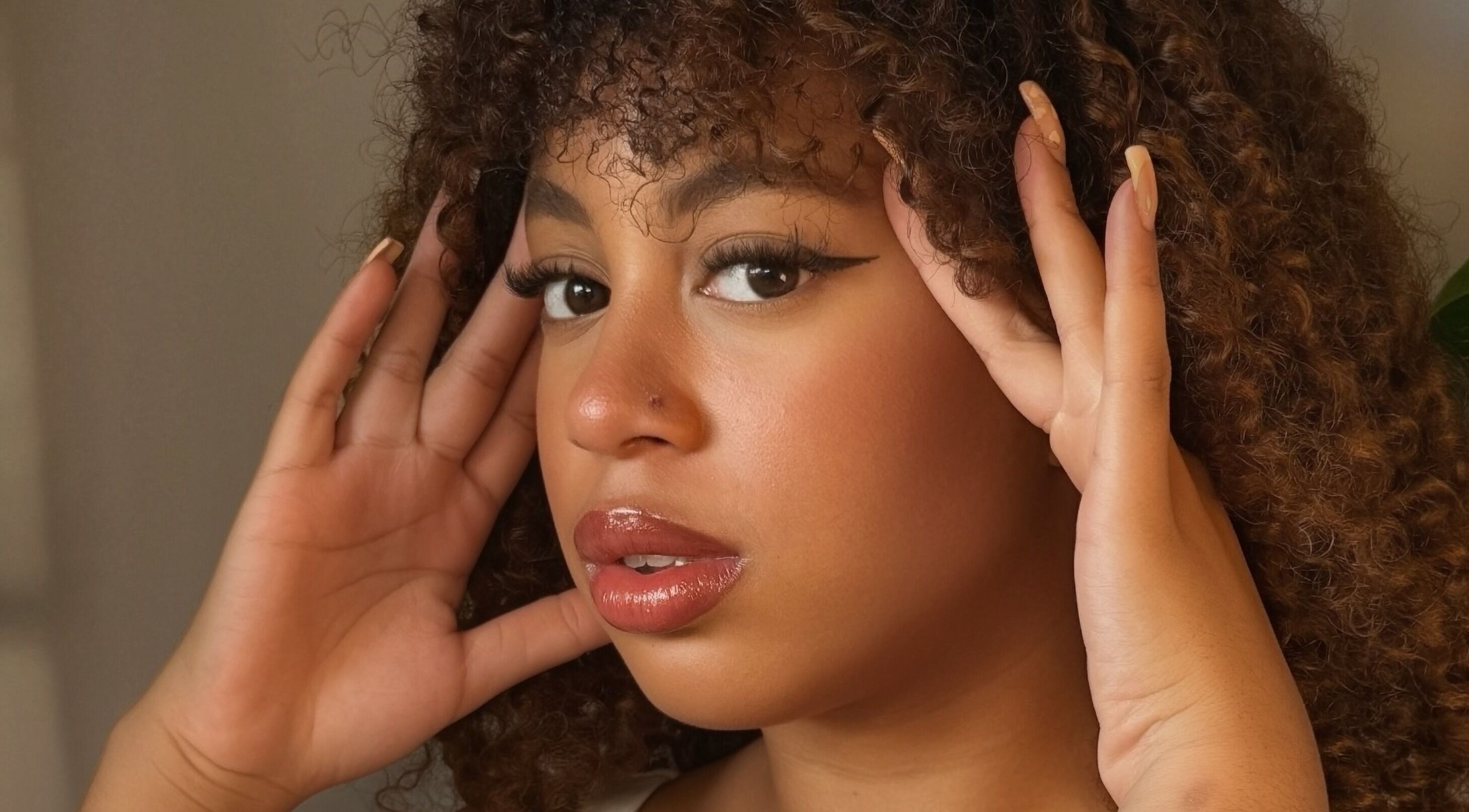 Modelo com maquiagem impecável em Clube Flash, Odivelas, Lisboa, PT.