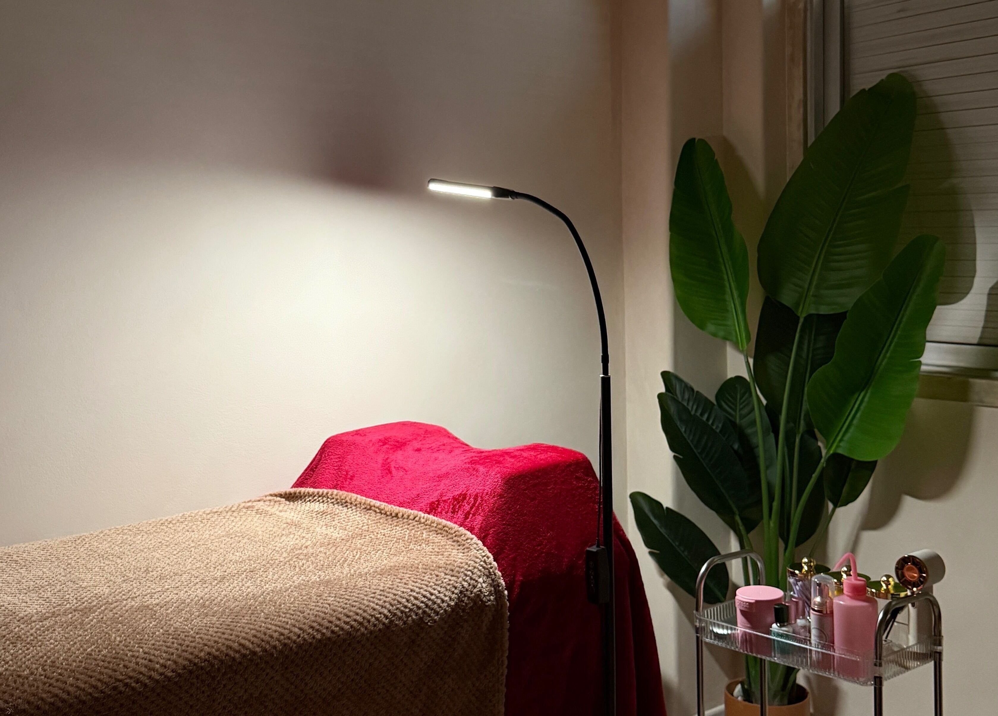 Sala de tratamento tranquila no Clube Flash, Odivelas, Lisboa, PT, com decoração acolhedora e plantas.