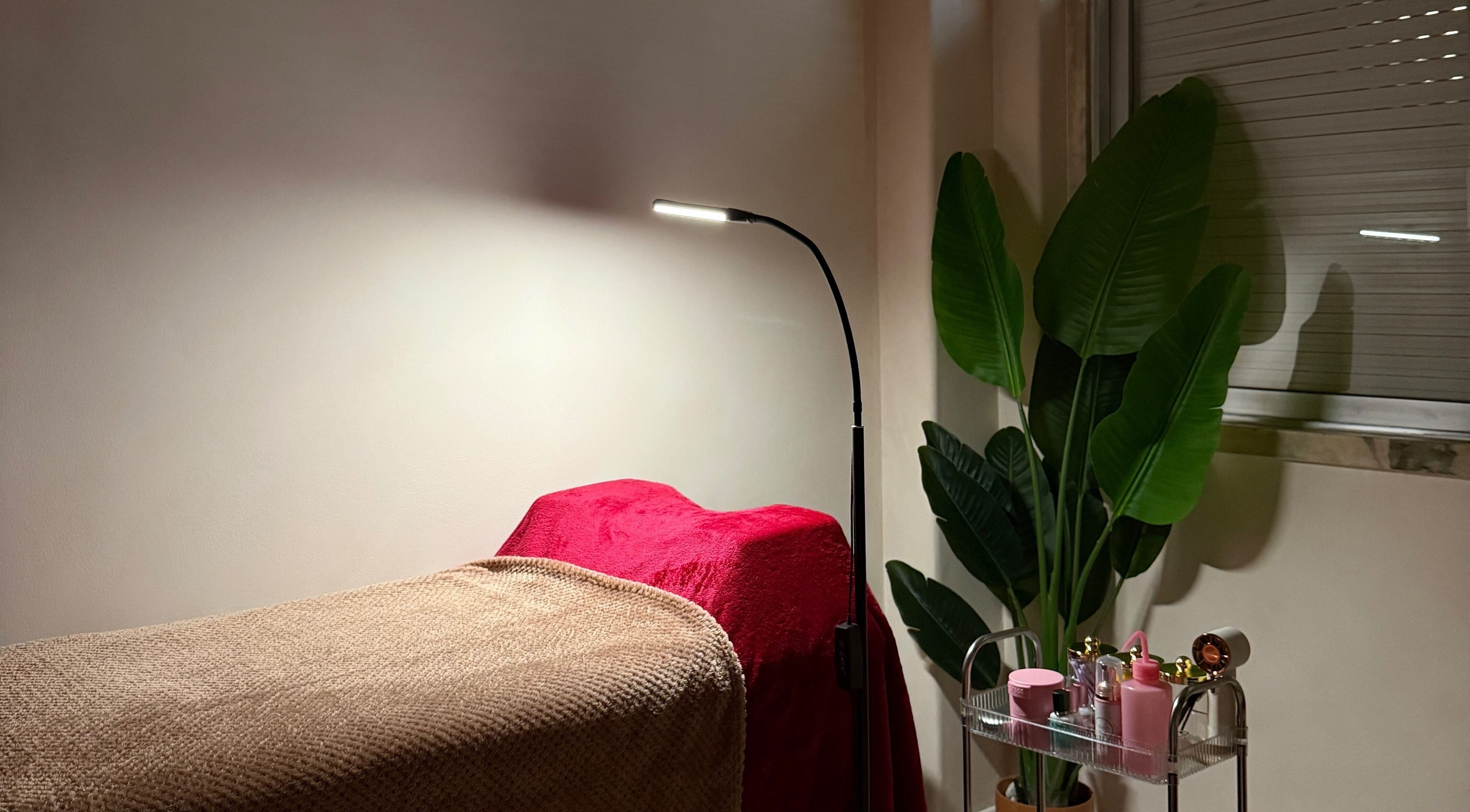 Sala de tratamento tranquila no Clube Flash, Odivelas, Lisboa, PT, com decoração acolhedora e plantas.