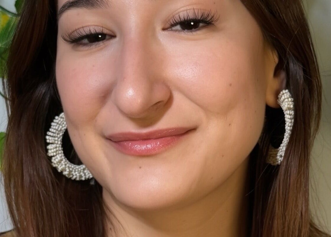 Mulher sorrindo com brincos em Clube Flash, Odivelas, Lisboa, PT.