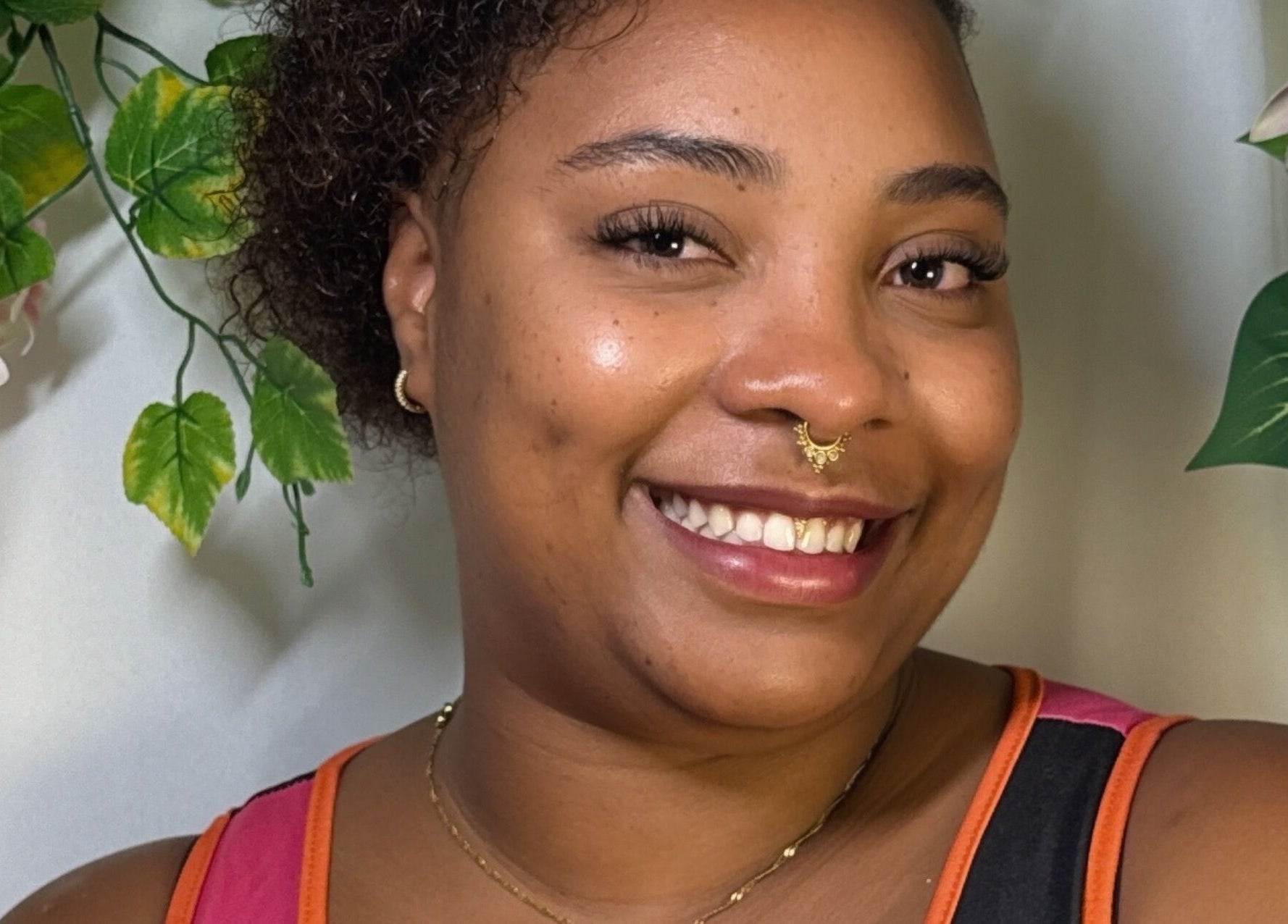 Cliente feliz do Clube Flash, Odivelas, Lisboa, PT, mostrando beleza autêntica em ambiente natural.