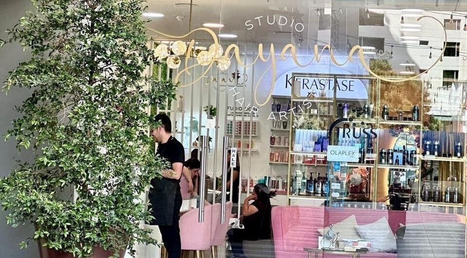 Entrada de Studio Dayana Hair Artist en Quito, Pichincha, EC, con una decoración elegante y productos de belleza.