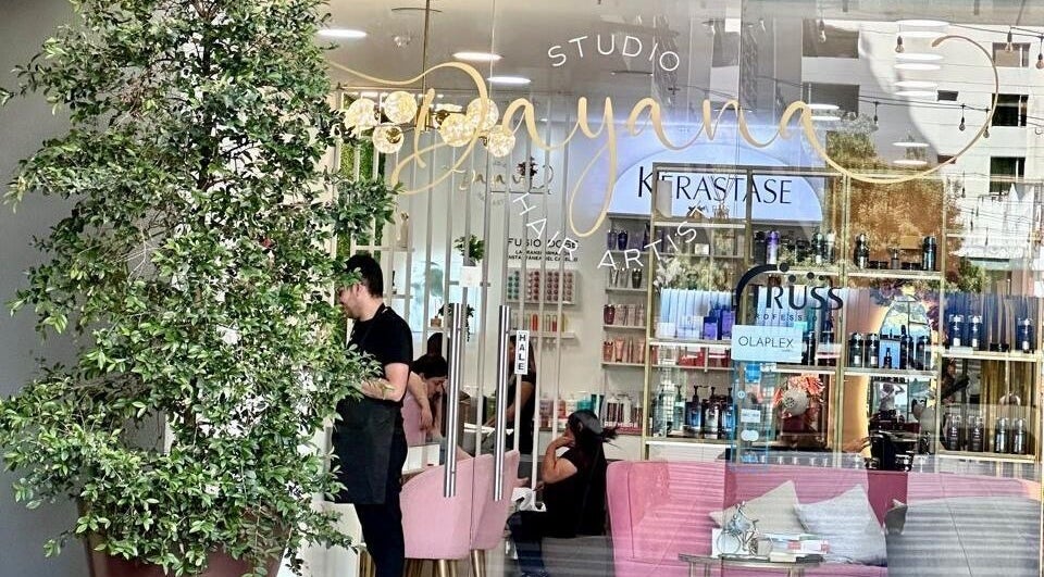 Entrada de Studio Dayana Hair Artist en Quito, Pichincha, EC, con una decoración elegante y productos de belleza.