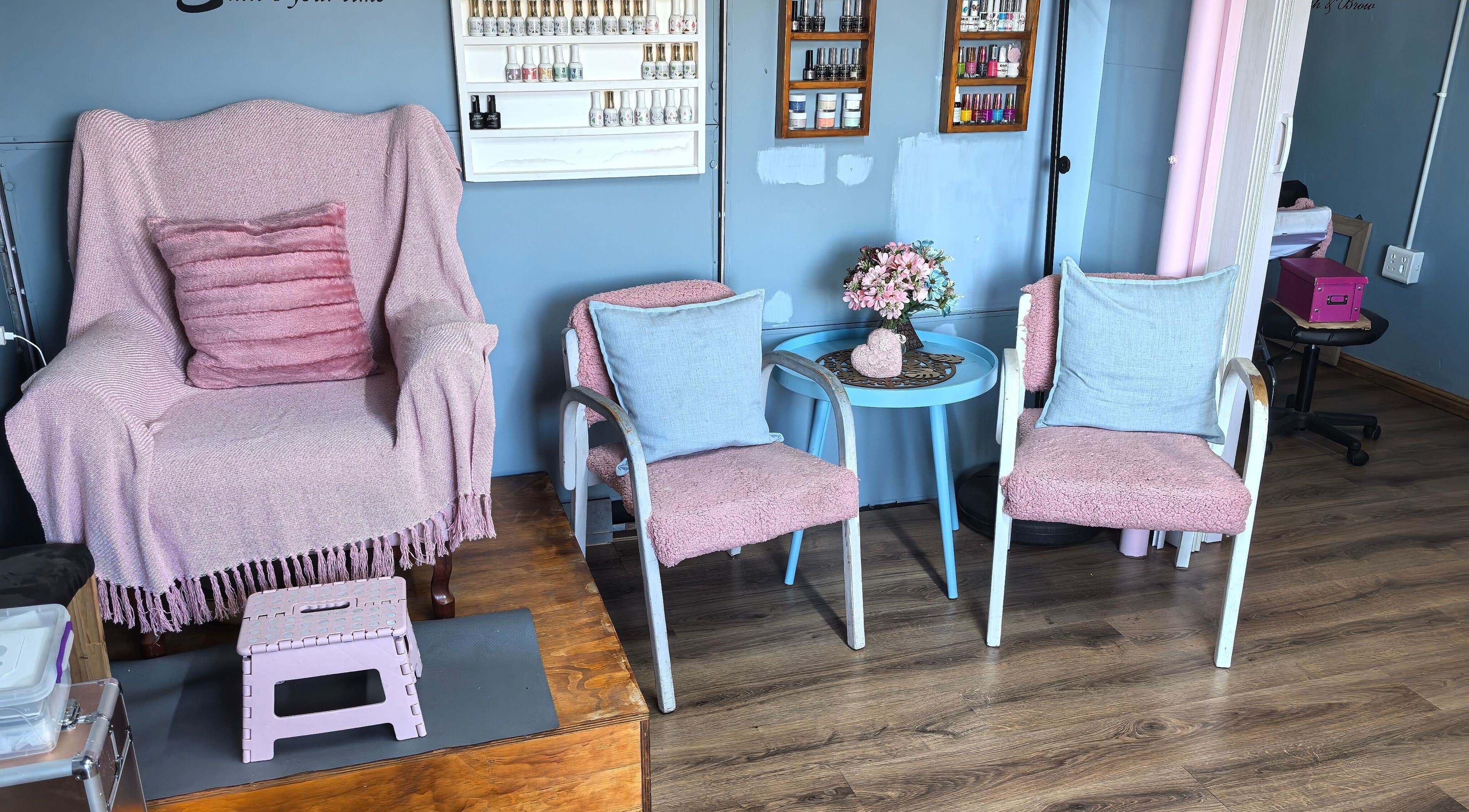 Relaxing seating area at El Shaddai Beauty Bar in Cape Town, Western Cape, ZA, featuring pastel decor.