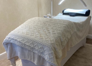 Relaxing treatment room at Bexi's Beauty Bar, London, England, GB, with cozy blankets and soothing decor.