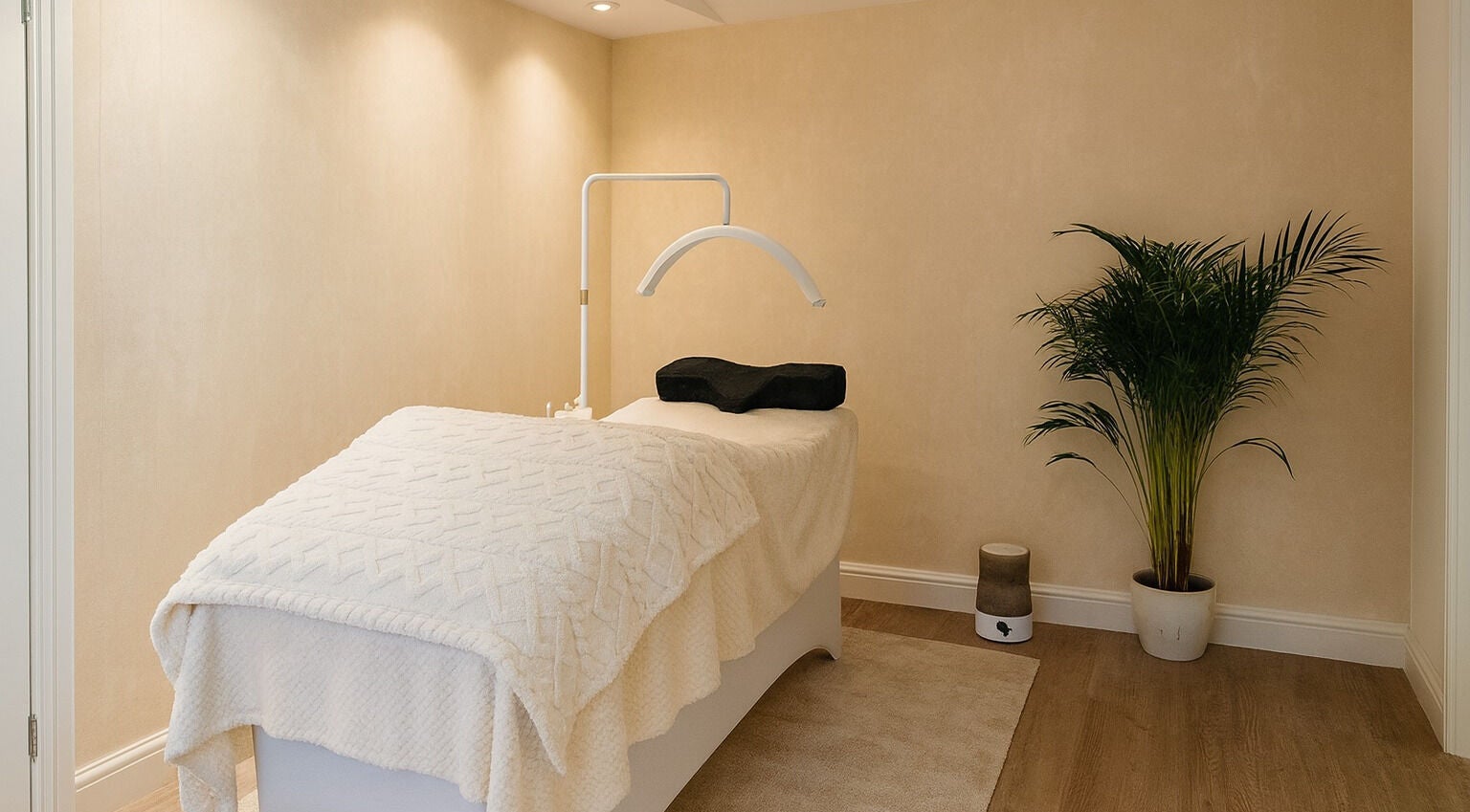Tranquil treatment room at Bexi's Beauty Bar in London, England, GB, featuring a cozy massage table.