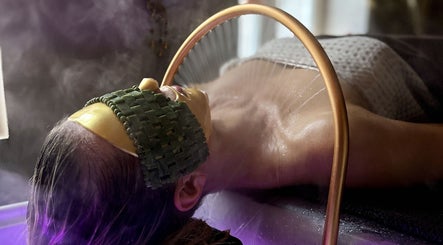 Trattamento spa rilassante a NB Head Spa Varese, Gavirate, Lombardia, IT, con maschera e vapore.