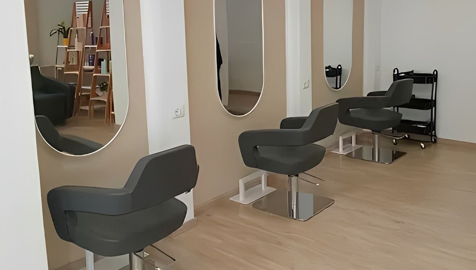 Poltrone eleganti e specchi a NB Head Spa Varese, Gavirate, Lombardia, IT.