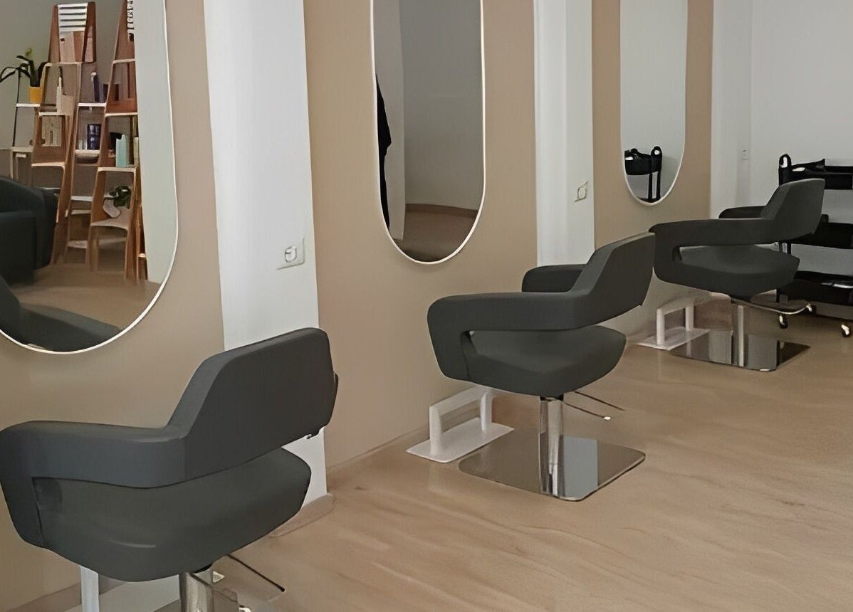 Poltrone eleganti e specchi a NB Head Spa Varese, Gavirate, Lombardia, IT.