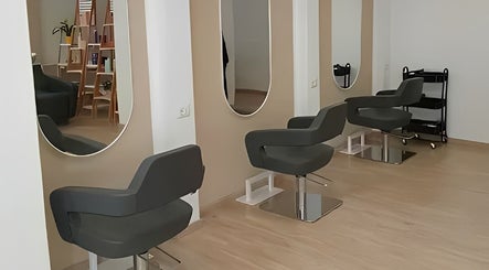 Poltrone eleganti e specchi a NB Head Spa Varese, Gavirate, Lombardia, IT.