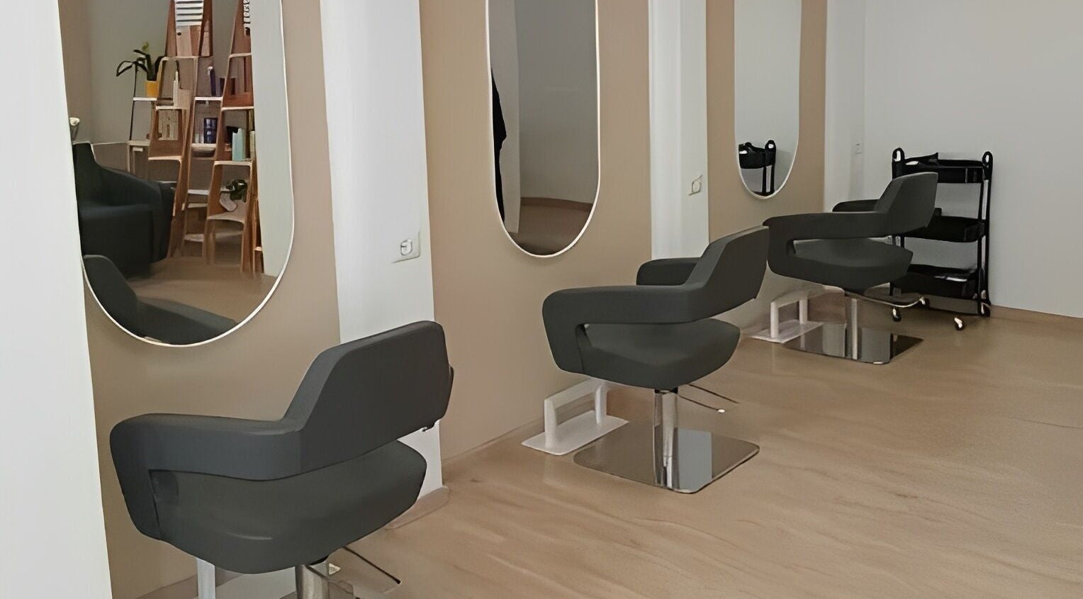 Poltrone eleganti e specchi a NB Head Spa Varese, Gavirate, Lombardia, IT.