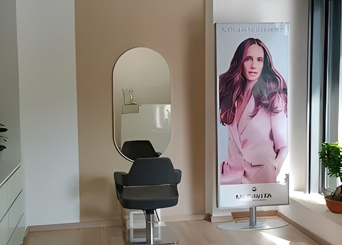 Spazio accogliente presso NB Head Spa Varese, Gavirate, Lombardia, IT con sedia e specchio per trattamenti.