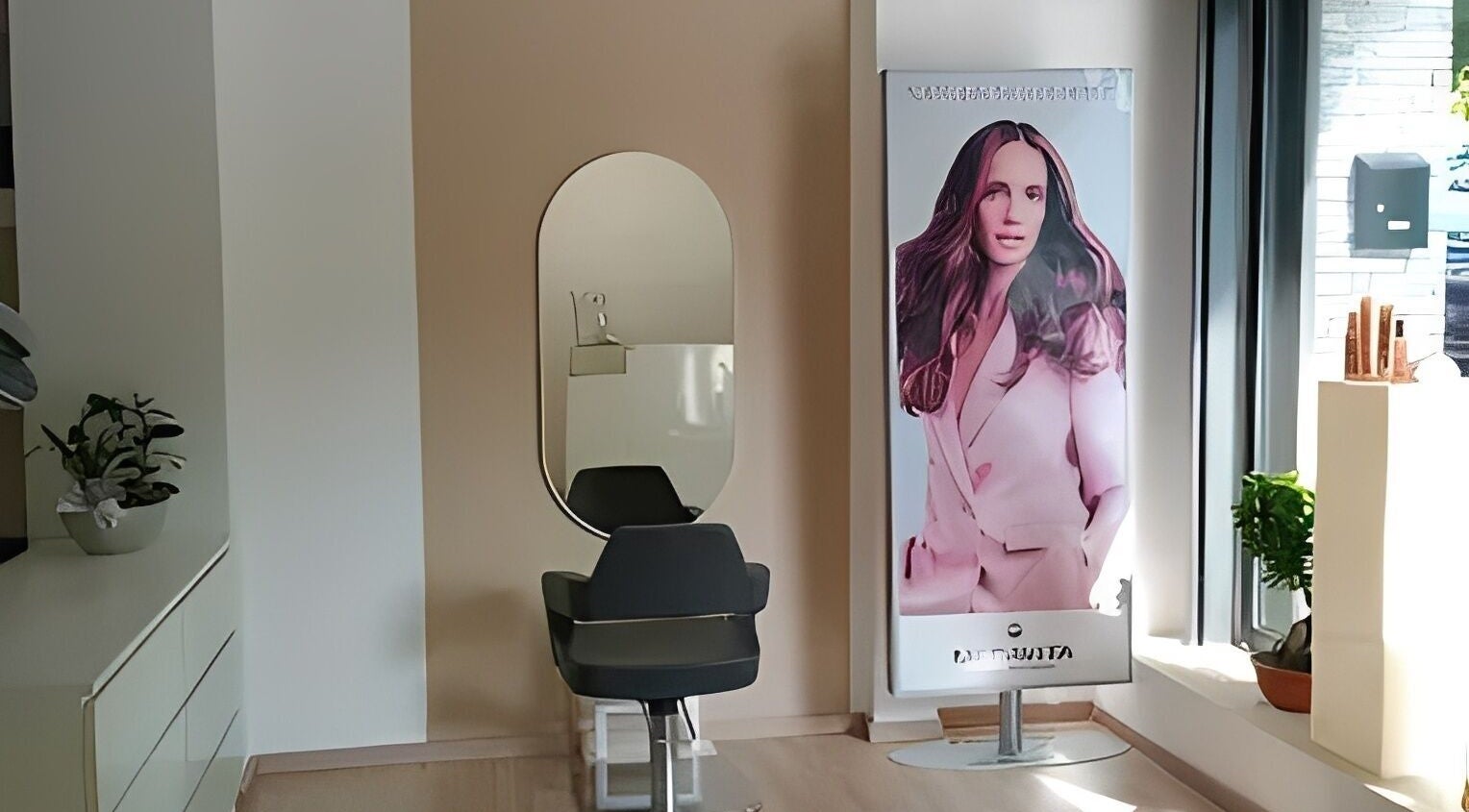 Spazio accogliente presso NB Head Spa Varese, Gavirate, Lombardia, IT con sedia e specchio per trattamenti.