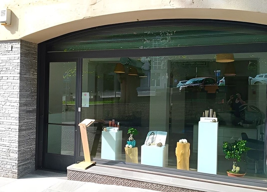 Ingresso di NB Head Spa Varese a Gavirate, Lombardia, IT con vetrina accogliente e moderna.