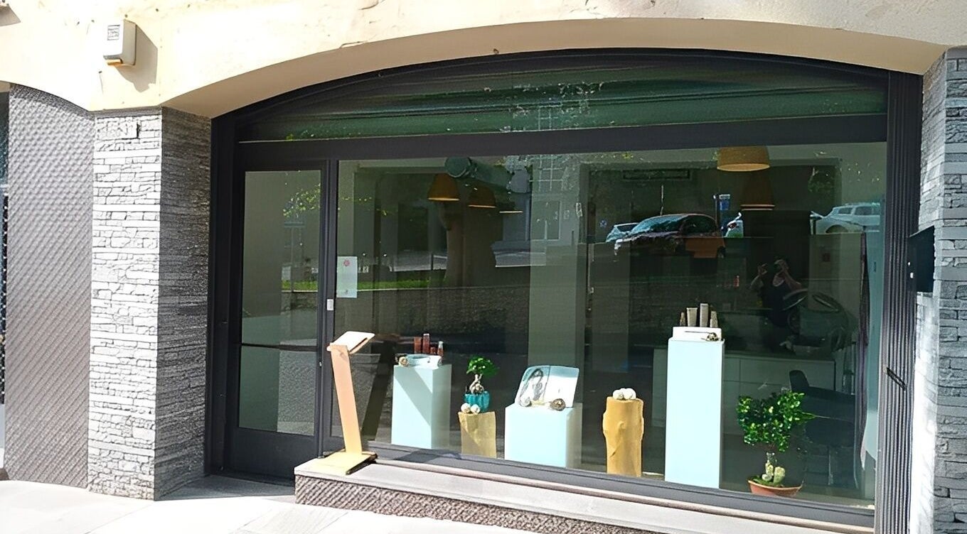 Ingresso di NB Head Spa Varese a Gavirate, Lombardia, IT con vetrina accogliente e moderna.