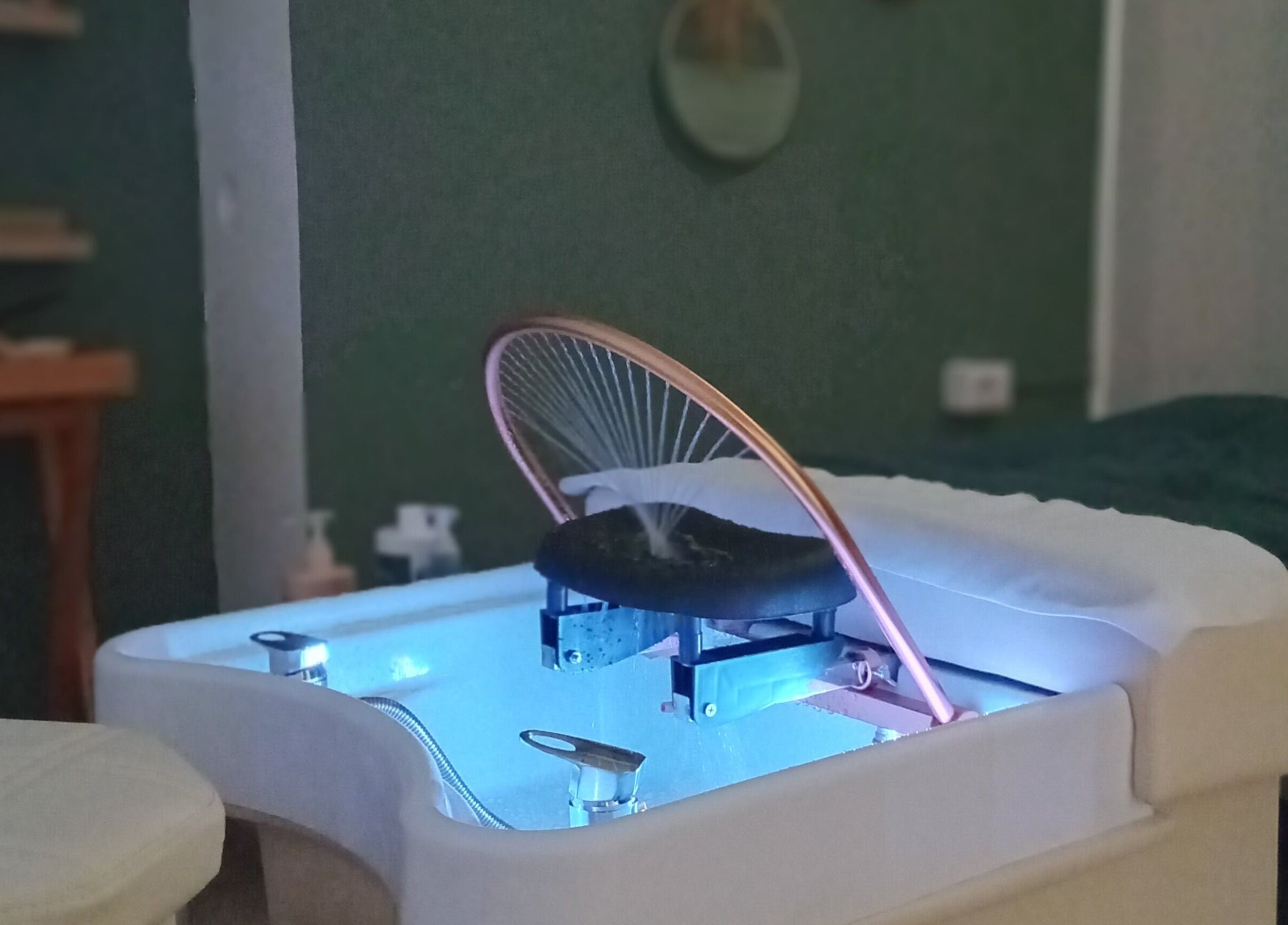 Stanza relax presso NB Head Spa Varese a Gavirate, Lombardia, IT. Atmosfera serena con illuminazione soffusa.