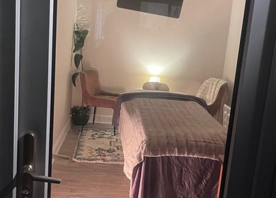 Relaxing therapy room at Woodview Holistic Therapies, Sheffield, England, GB with soft lighting and warm decor.