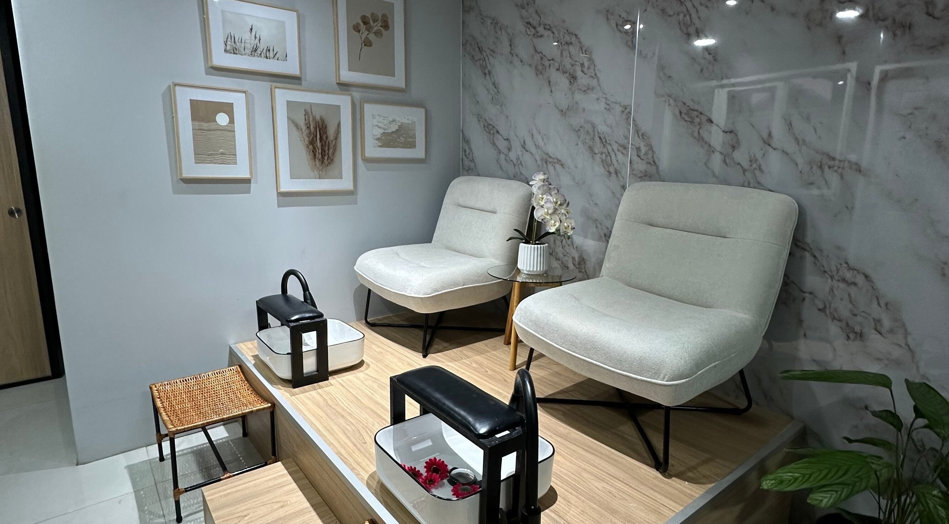 Área de pedicura elegante en Atipica Valdivia, Valdivia, Los Ríos, CL con asientos cómodos y decoración minimalista.