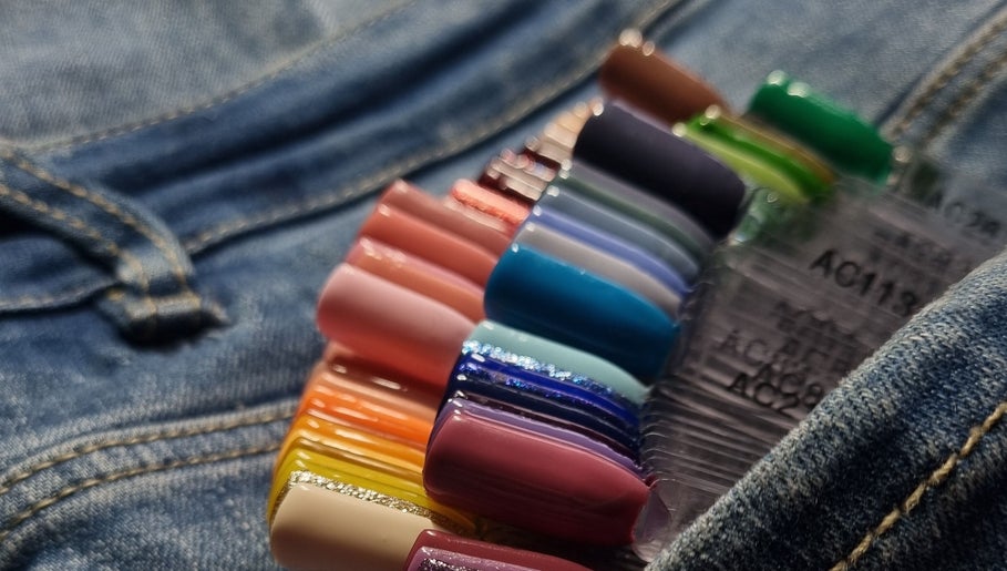 Palette de vernis à ongles à Les ongles d'Angèle, Martainneville, Hauts-de-France, FR sur un fond denim.