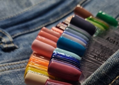 Palette de vernis à ongles à Les ongles d'Angèle, Martainneville, Hauts-de-France, FR sur un fond denim.