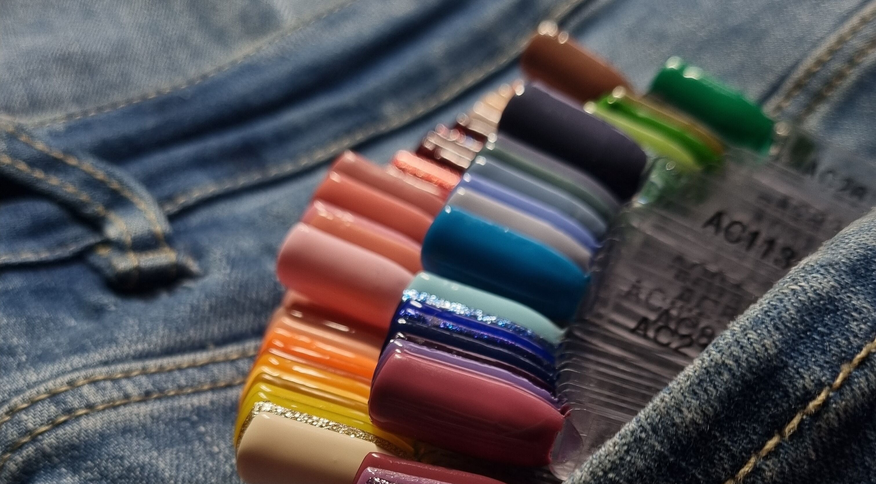 Palette de vernis à ongles à Les ongles d'Angèle, Martainneville, Hauts-de-France, FR sur un fond denim.