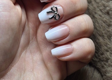 Manucure élégante avec un arc d'argent à Les ongles d'Angèle, Martainneville, Hauts-de-France, FR.