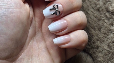 Manucure élégante avec un arc d'argent à Les ongles d'Angèle, Martainneville, Hauts-de-France, FR.