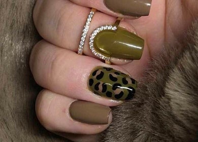 Manucure design animal à Les ongles d'Angèle, Martainneville, Hauts-de-France, FR. Nail art vert avec motifs léopard.