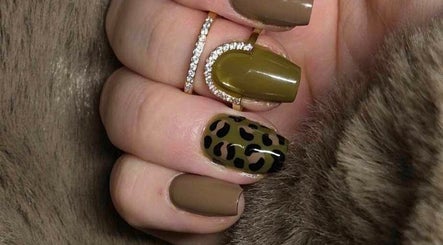 Manucure design animal à Les ongles d'Angèle, Martainneville, Hauts-de-France, FR. Nail art vert avec motifs léopard.
