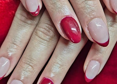 Ongles rouges élégants par Les ongles d'Angèle à Martainneville, Hauts-de-France, FR.
