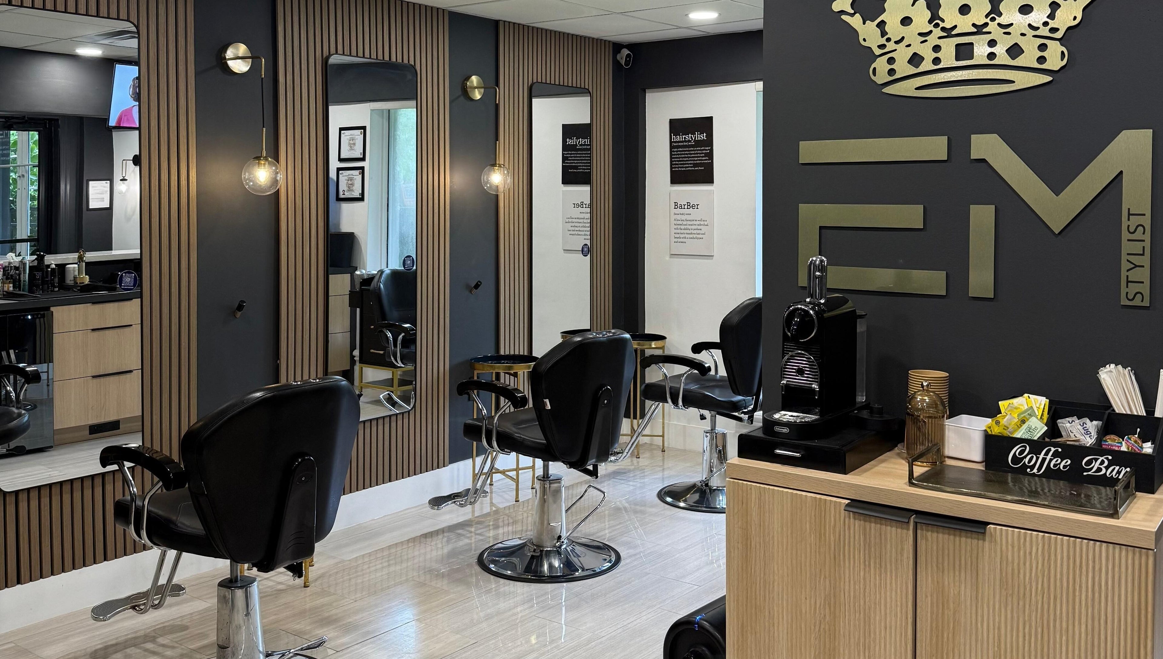 Interior moderno de Eber Martini Stylist en Miami, Florida, US con sillas de salón y espejo iluminado.