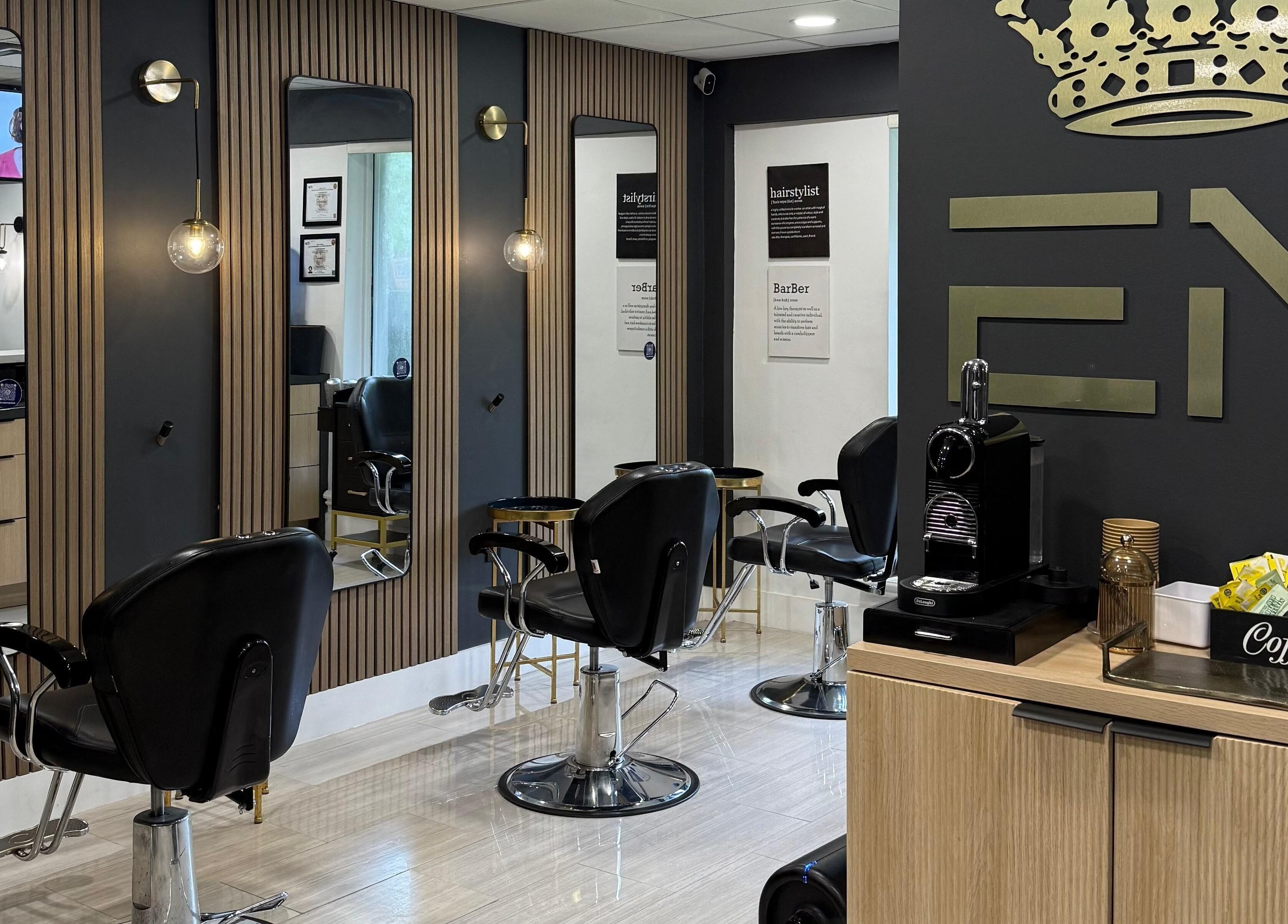 Interior moderno de Eber Martini Stylist en Miami, Florida, US con sillas de salón y espejo iluminado.