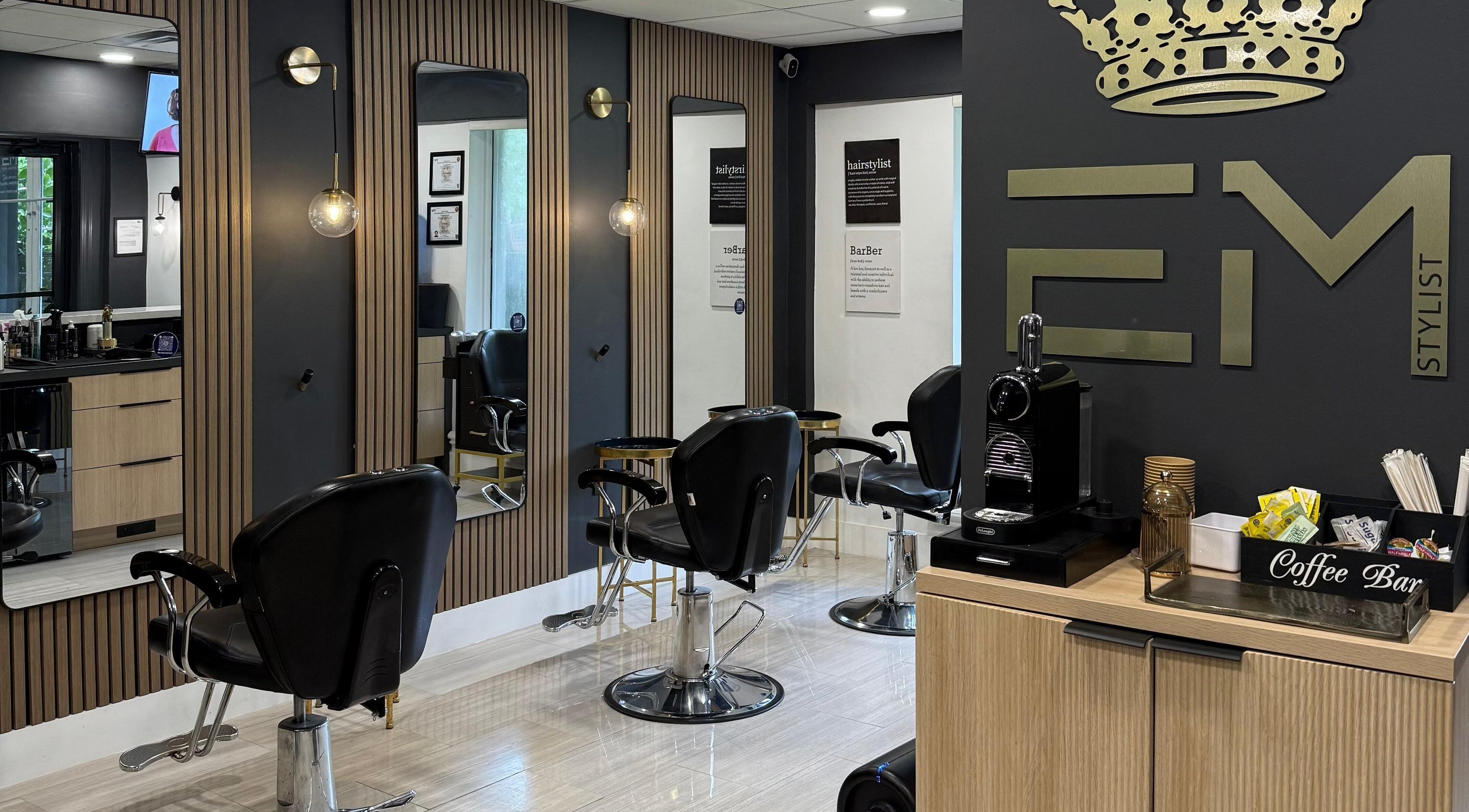 Interior moderno de Eber Martini Stylist en Miami, Florida, US con sillas de salón y espejo iluminado.