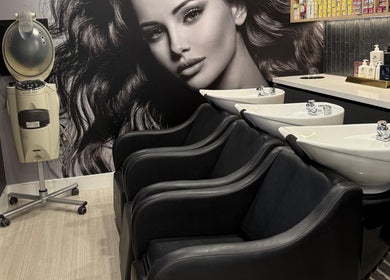 Lavabos modernos en Eber Martini Stylist, Miami, Florida, US, con fondo artístico de mujer.