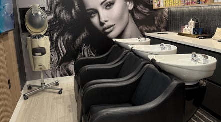 Lavabos modernos en Eber Martini Stylist, Miami, Florida, US, con fondo artístico de mujer.