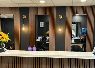 Recepción moderna con decoración floral en Eber Martini Stylist, Miami, Florida, US.