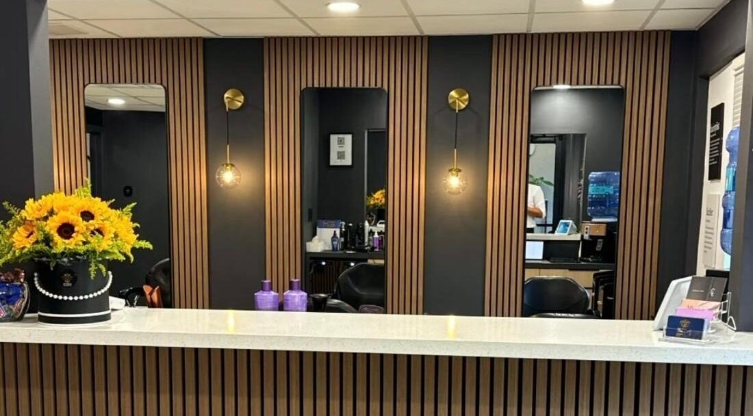 Recepción moderna con decoración floral en Eber Martini Stylist, Miami, Florida, US.