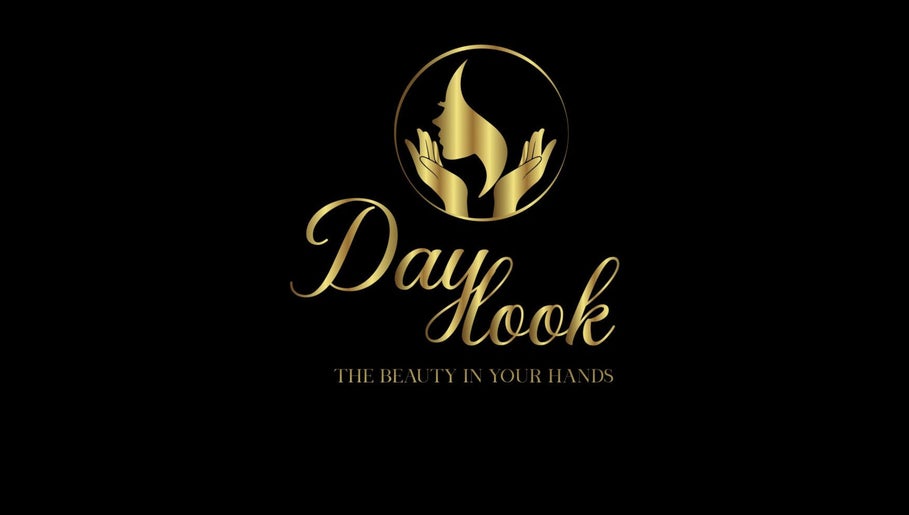 Logotipo dorado de Daylook: The beauty in your hands en Miami, Florida, US.
